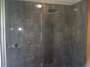 Een douche, handdoeken