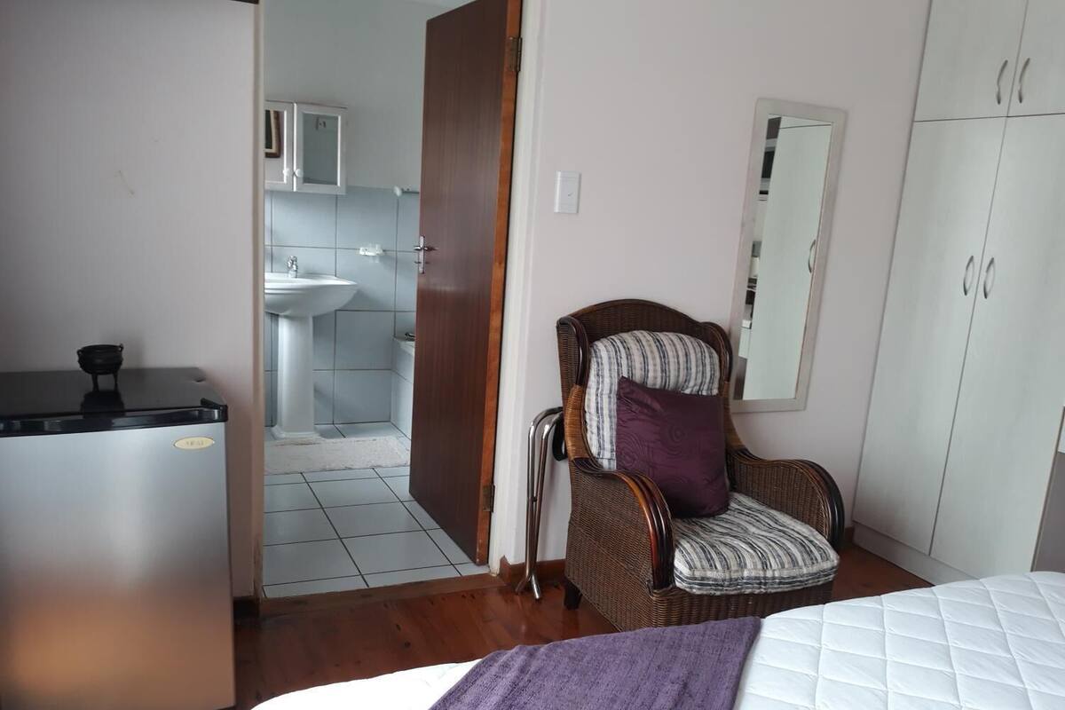 Bar mini, peti besi dalam bilik, meja, seterika/papan seterika