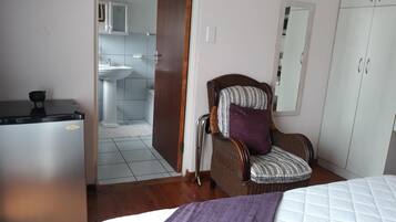 Minibaari, tallelokero huoneessa, työpöytä, silitysrauta/-lauta