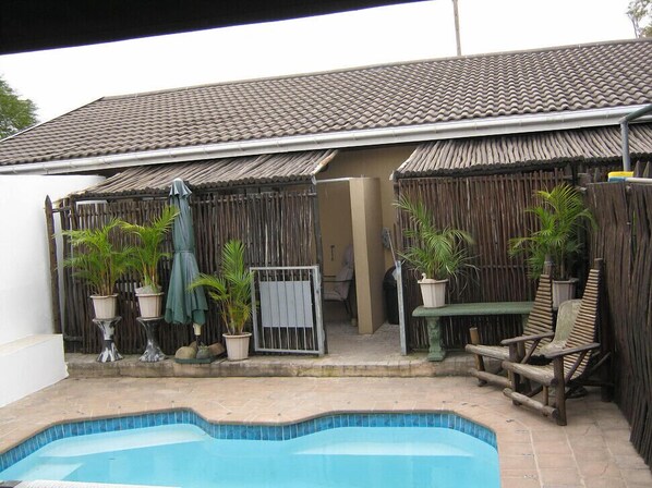 สระว่ายน้ำกลางแจ้ง