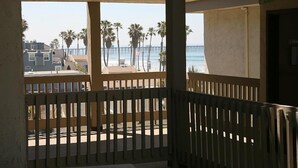Un balcón con vista a la playa y al muelle.