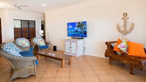 Maison Deluxe, 4 chambres, en front de mer | Salle de séjour | Télévision à écran plat, cheminée, lecteur de DVD