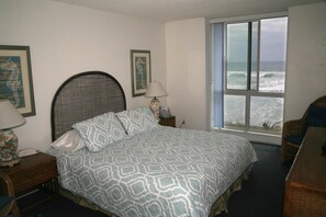 2 bedrooms, iron/ironing board, free cots/infant beds, travel cot - Seaside Cottage (Oceanside)