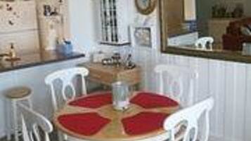 Apartment, 1 Bedroom, Sea Facing | In-room dining