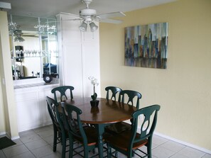 Appartement, 1 chambre, vue mer | Restauration dans la chambre