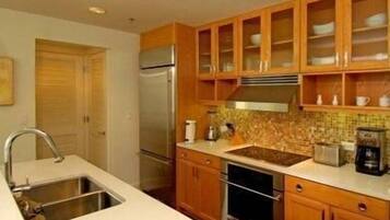 Apartment, 1 Bedroom | Private kitchen | Fridge, microwave, coffee/tea maker