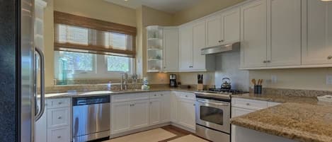 House, 4 Bedrooms | Private kitchen | Fridge, microwave, coffee/tea maker