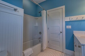 Maison, 4 chambres | Équipements de salle de bain | Ensemble douche/baignoire, serviettes fournies