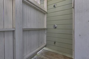 House, 4 Bedrooms | Vichy shower