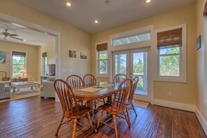 Casa, 4 quartos | Opções para refeição no quarto