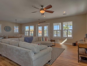 Hus - flera sängar - viss havsutsikt (Livin' the Dream) | Vardagsrum | Platt-tv