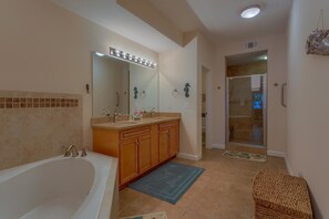 Appartement, 3 chambres | Salle de bain | Ensemble baignoire-douche, serviettes fournies