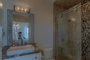 Departamento, 5 habitaciones | Baño | Tina con regadera y toallas 