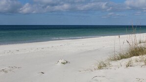 Una playa de arena blanca y aguas azul cristalino.