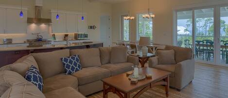 House, Multiple Beds (Port Side Manor) | Living room