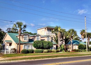 Leilighet, 4 soverom, sjøvendt | Gateutsikt