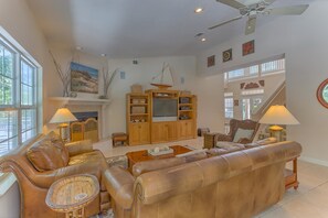 Apartment, 4 Bedrooms, Sea Facing | Living room