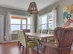Apartment, 5 Bedrooms, Sea Facing | In-room dining