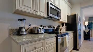 Apartamento, 3 quartos | Cozinha privada | Geladeira, micro-ondas, cafeteira/chaleira