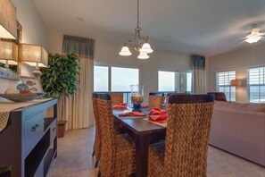 Apartment, 3 Bedrooms | In-room dining
