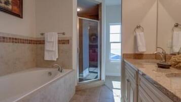 Căn hộ, 3 phòng ngủ | Phòng tắm | Vòi sen/bồn tắm kết hợp, khăn tắm