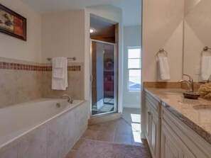 Apartment, 3 Schlafzimmer | Badezimmer | Duschwanne, Handtücher