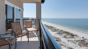 Un balcón con vista a la playa.