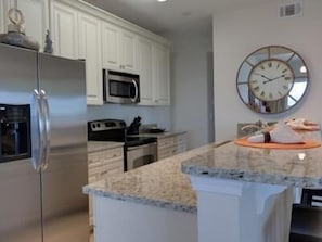 Apartamento, 3 quartos | Cozinha privada | Geladeira, micro-ondas, cafeteira/chaleira