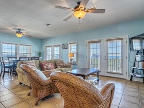 Huis, meerdere bedden (Cape Paradise) | Woonkamer | Een flatscreentelevisie