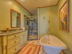 Apartment, 6 Bedrooms, Sea Facing | Bathroom | Combined shower/bathtub, towels - Compound Memories (Port St. Joe)