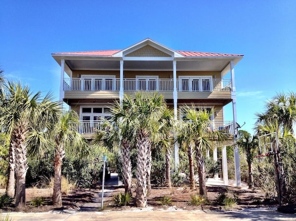 Fachada de la propiedad