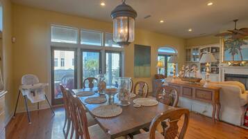 Apartment, 4 Bedrooms, Sea Facing | In-room dining