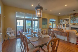 Apartment, 4 Bedrooms, Sea Facing | In-room dining - Maui Escape (Port St. Joe)