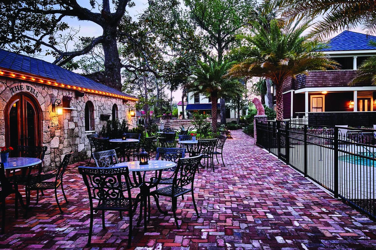 The Collector Luxury Inn & Gardens