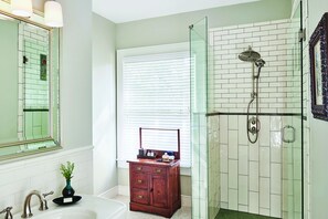 Shower, rainfall showerhead, designer toiletries, hair dryer - The Collector Inn - Adults Only (St. Augustine)