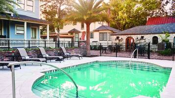 Piscina externa, guarda-sóis, espreguiçadeiras