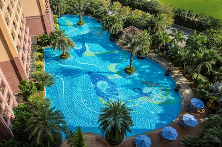 2 outdoor pools, pool umbrellas, sun loungers