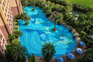 2 室外游泳池，池畔遮阳伞，日光浴躺椅