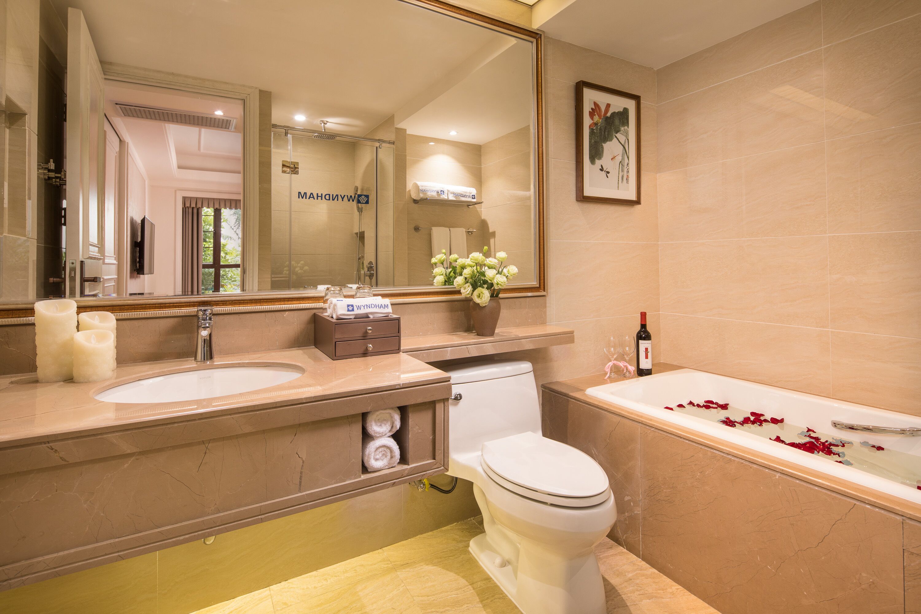 Un baño moderno con lavamanos dobles, inodoro y bañera.