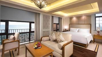 Habitación Deluxe, 1 cama de matrimonio grande, vistas al mar (And Pool View) | Edredones de plumas, minibar, caja fuerte y decoración individual