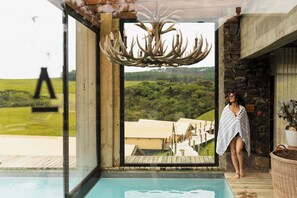 Una piscina techada, una piscina al aire libre