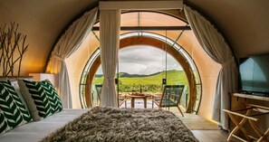 Colchones con pillow-top y minibar con artículos gratuitos 