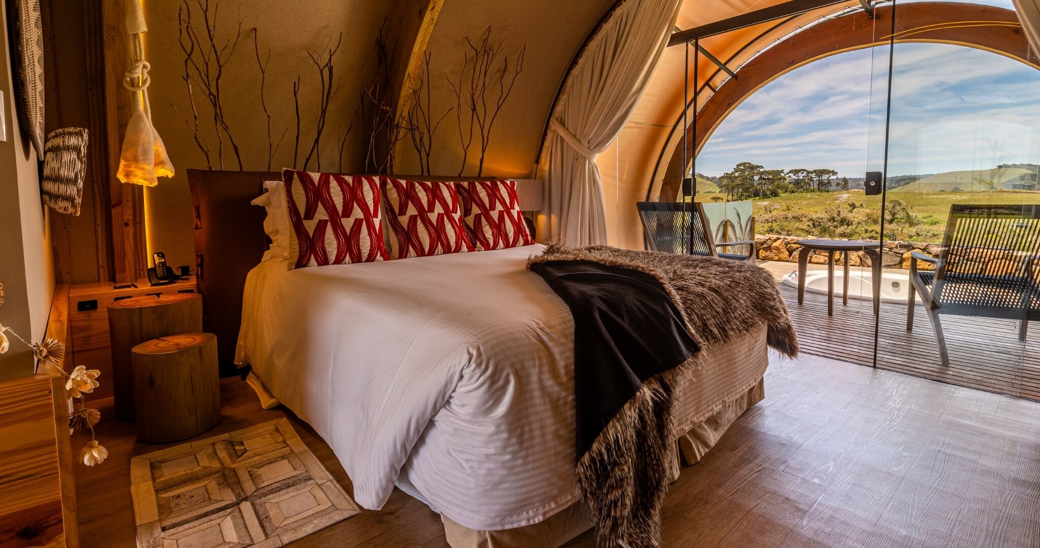 Telt – superior | Senger med overmadrass, minibar (inkludert) og safe på rommet