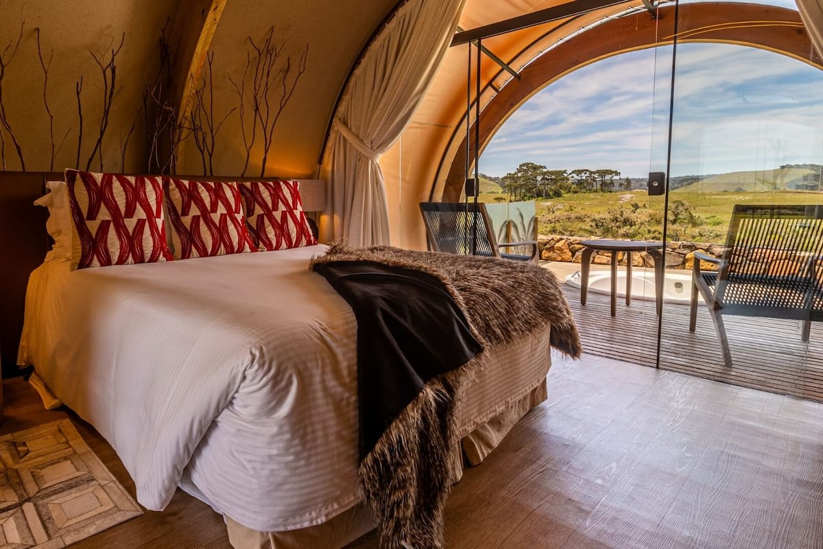 Telt – superior | Senger med overmadrass, minibar (inkludert) og safe på rommet