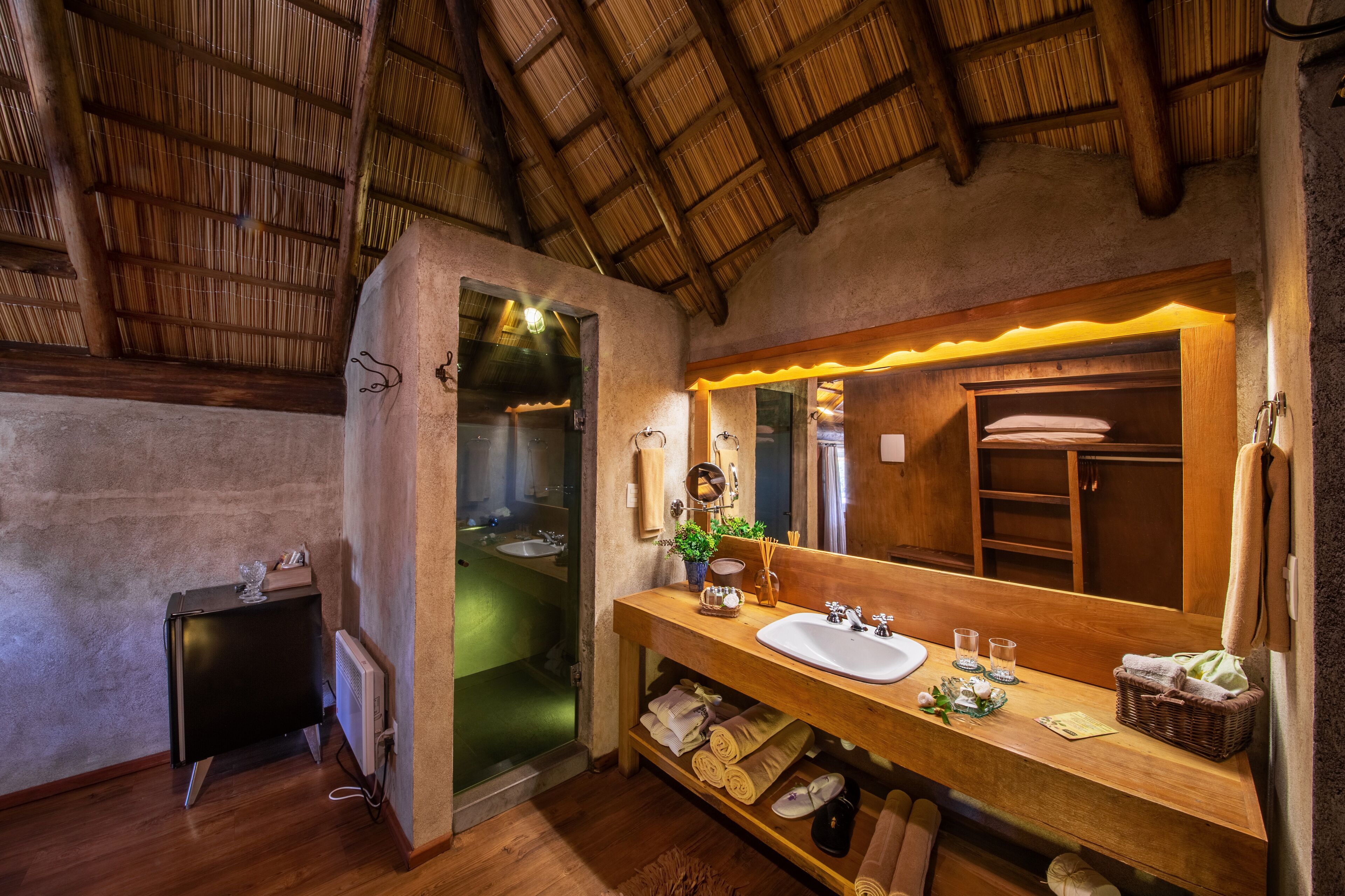 bungalow | bathroom | shower, free toiletries, hair dryer, bathrobes