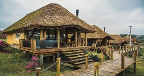 Bungalow | Senger med overmadrass, minibar (inkludert) og safe på rommet