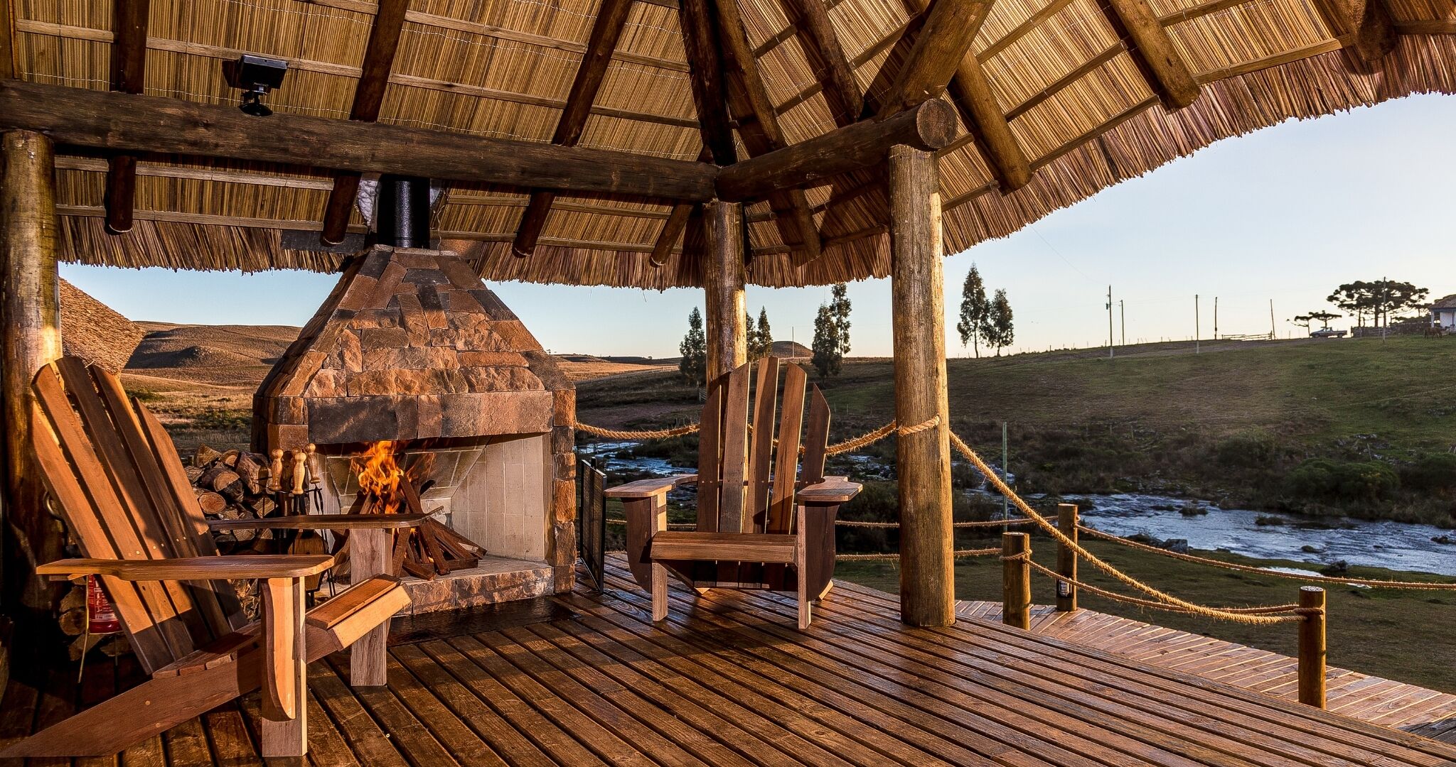 Bungalow | Senger med overmadrass, minibar (inkludert) og safe på rommet