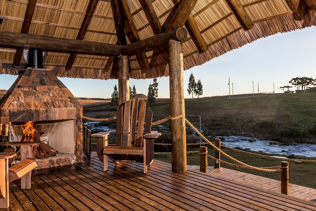 Bungalow | Senger med overmadrass, minibar (inkludert) og safe på rommet