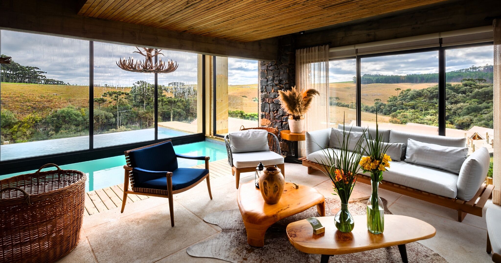 Una piscina techada, una piscina al aire libre