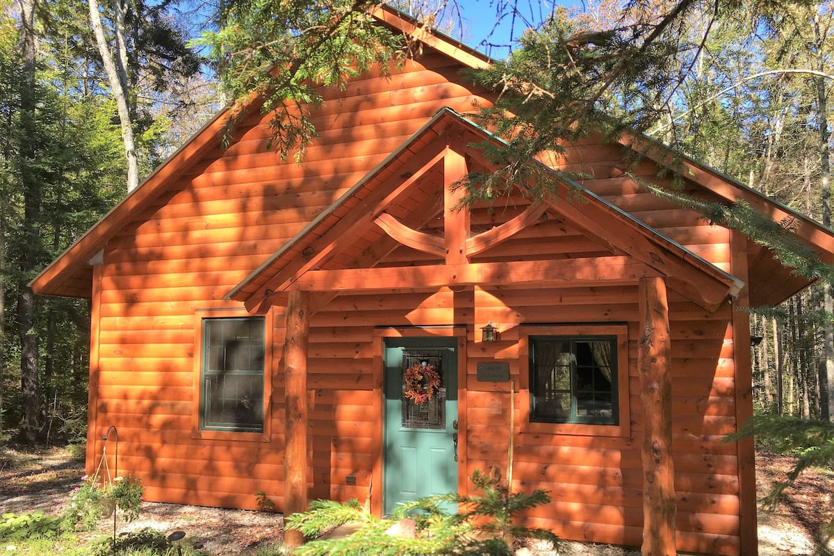 Cabin 5 (Pet Friendly) - Owl's Branch | Camas con pillow-top, decoración personalizada y muebles diferentes